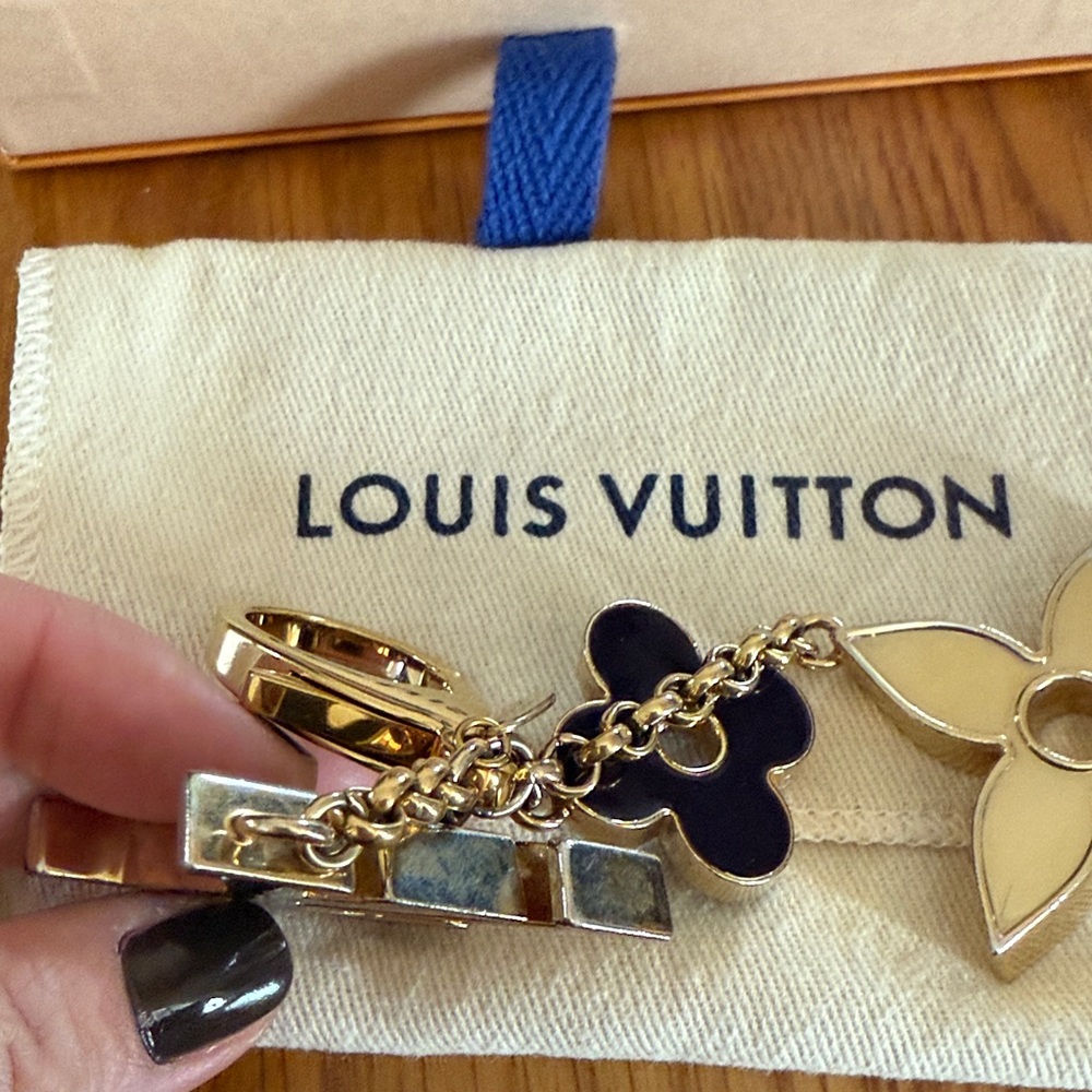 Louis Vuitton Gold and Black Floral Key Holder - Picture 6 of 11